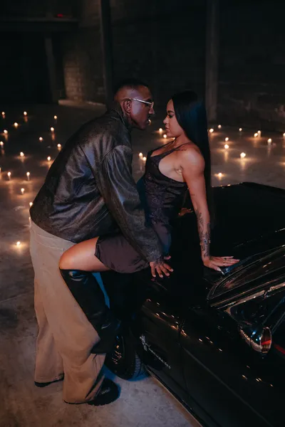 Cantor Spark lança clipe e aposta em narrativa picante ao lado da noiva