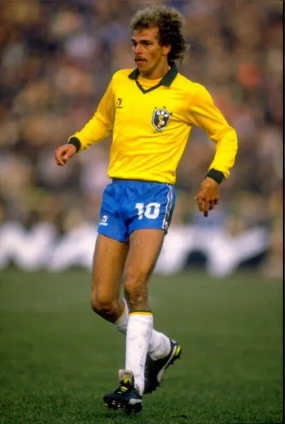 Enquete: qual é a camisa mais bonita do Brasil em Copas?