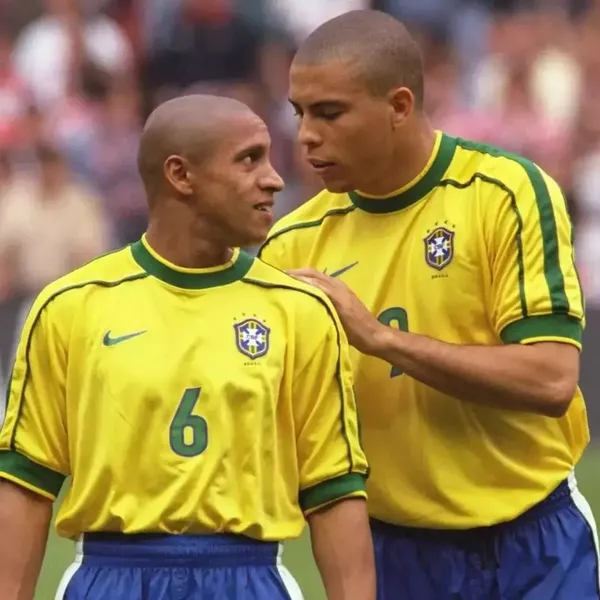 Enquete: qual é a camisa mais bonita do Brasil em Copas?
