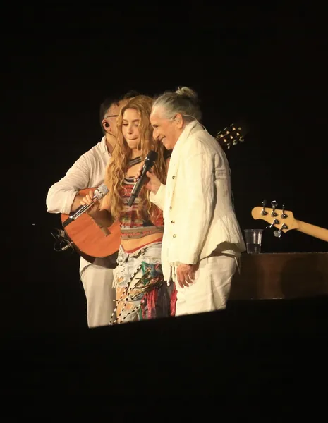 Maria Bethânia e Caetano Veloso ensaiam com Shakira; veja fotos