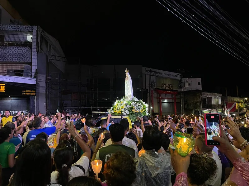 Mesmo sob forte chuva, fiéis participam de Procissão Luminosa em Belém