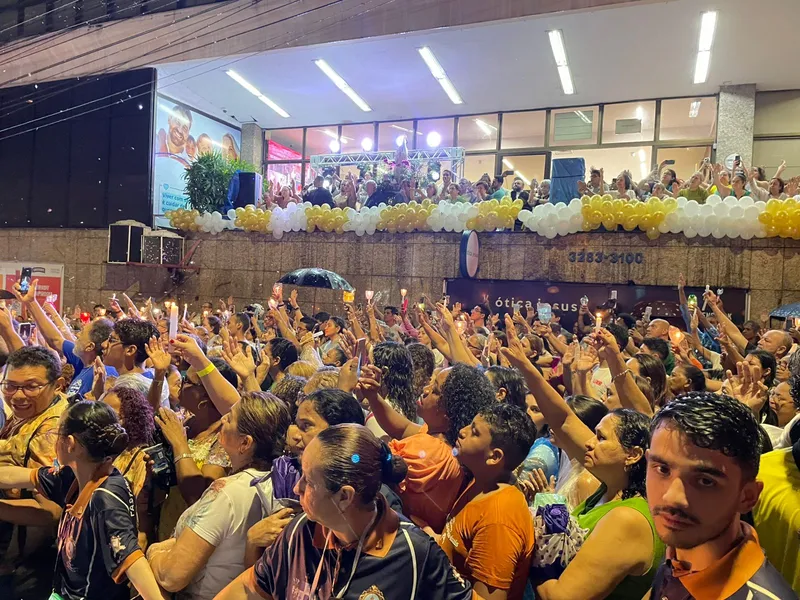 Mesmo sob forte chuva, fiéis participam de Procissão Luminosa em Belém