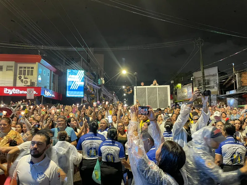 Mesmo sob forte chuva, fiéis participam de Procissão Luminosa em Belém