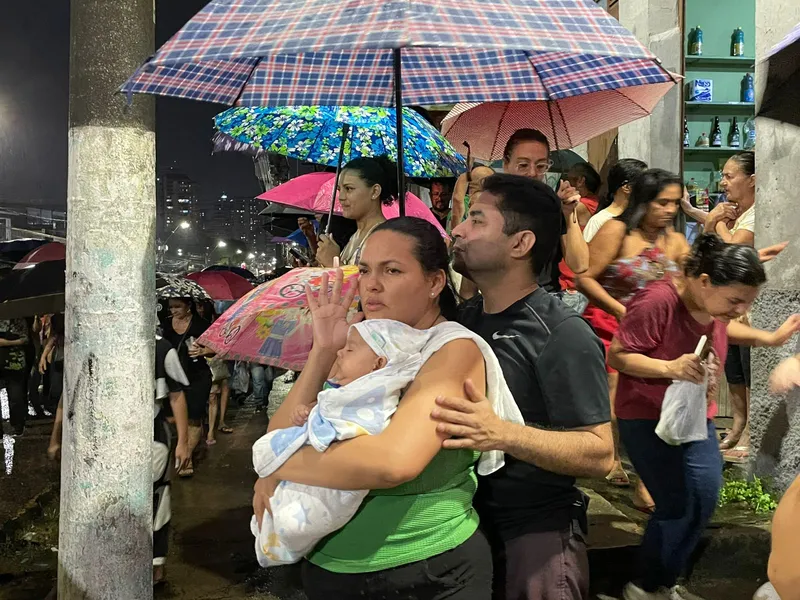 Mesmo sob forte chuva, fiéis participam de Procissão Luminosa em Belém