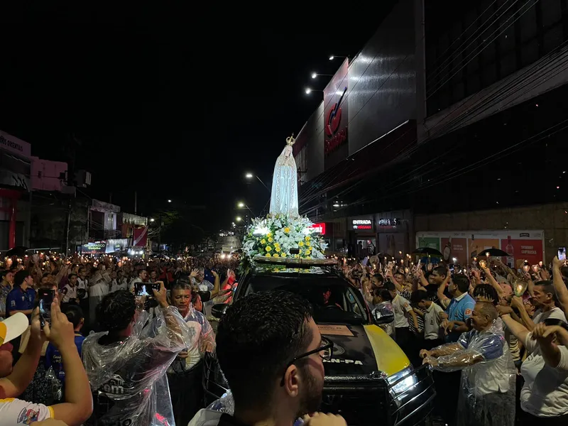 Mesmo sob forte chuva, fiéis participam de Procissão Luminosa em Belém