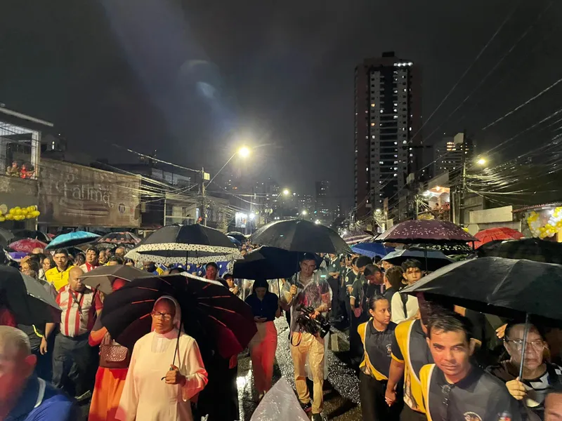 Mesmo sob forte chuva, fiéis participam de Procissão Luminosa em Belém