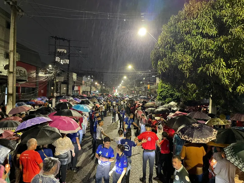 Mesmo sob forte chuva, fiéis participam de Procissão Luminosa em Belém