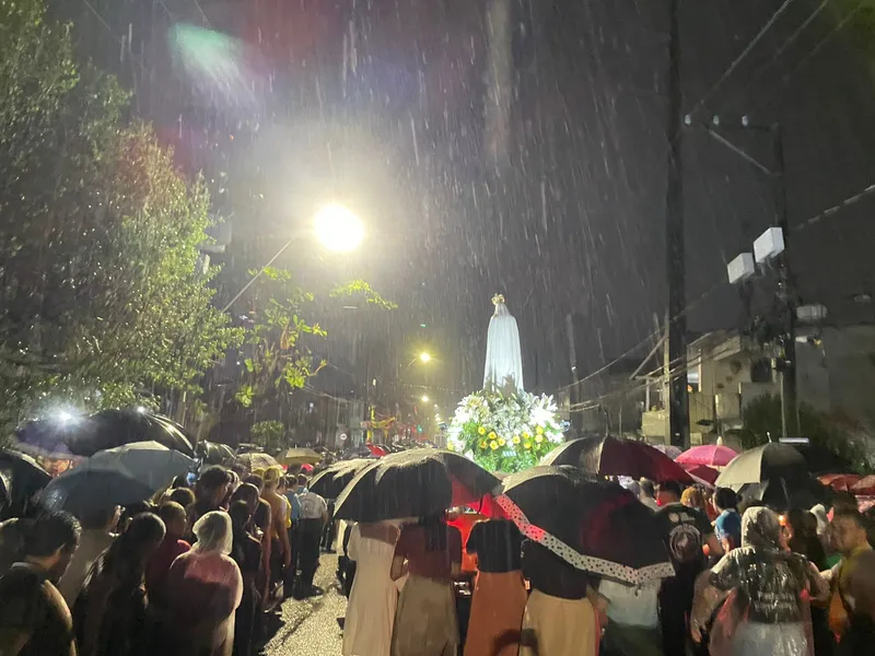 Mesmo sob forte chuva, fiéis participam de Procissão Luminosa em Belém