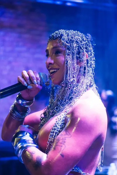 Linn da Quebrada volta aos palcos e exibe os seios em show; veja
