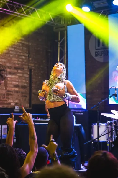 Linn da Quebrada volta aos palcos e exibe os seios em show; veja
