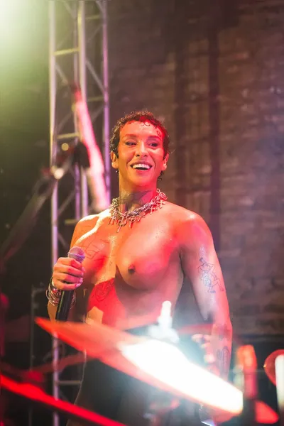 Linn da Quebrada volta aos palcos e exibe os seios em show; veja