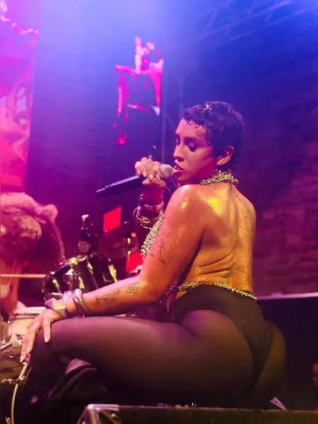 Linn da Quebrada volta aos palcos e exibe os seios em show; veja