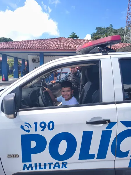Menino realiza sonho de conhecer PM e ganha festa de aniversário