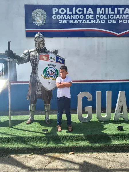 Menino realiza sonho de conhecer PM e ganha festa de aniversário