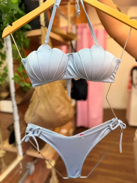 Moda praia 2026: crochê e tons terrosos prometem dominar o verão 