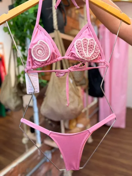 Moda praia 2026: crochê e tons terrosos prometem dominar o verão 