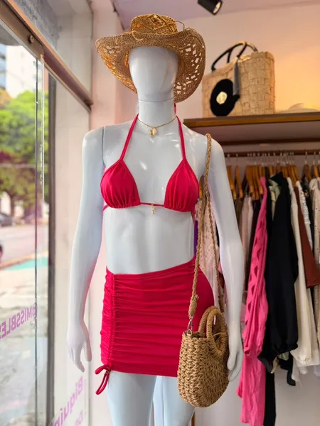 Moda praia 2026: crochê e tons terrosos prometem dominar o verão 