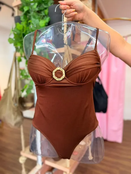 Moda praia 2026: crochê e tons terrosos prometem dominar o verão 