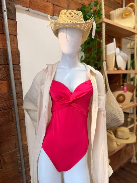 Moda praia 2026: crochê e tons terrosos prometem dominar o verão 