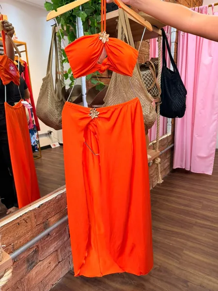 Moda praia 2026: crochê e tons terrosos prometem dominar o verão 