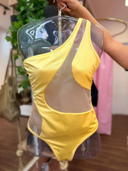 Moda praia 2026: crochê e tons terrosos prometem dominar o verão 