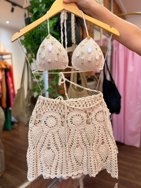 Moda praia 2026: crochê e tons terrosos prometem dominar o verão 