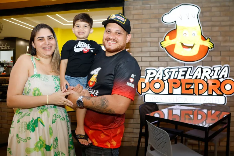 Pedro com a esposa Luana e o filho do casal.