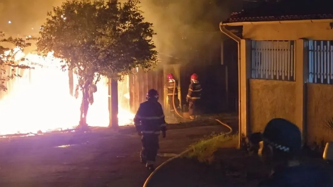Bombeiros controlam incêndio que destruiu quatro casas em Tucuruí