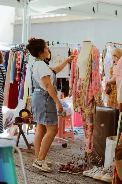 Feira É das Manas reúne brechós e marcas criativas em Belém