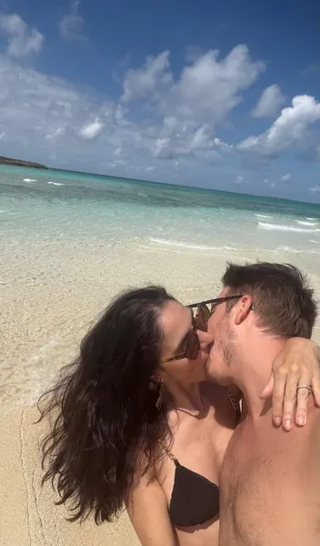 Fábio Porchat posa nu em praia durante viagem com noiva
