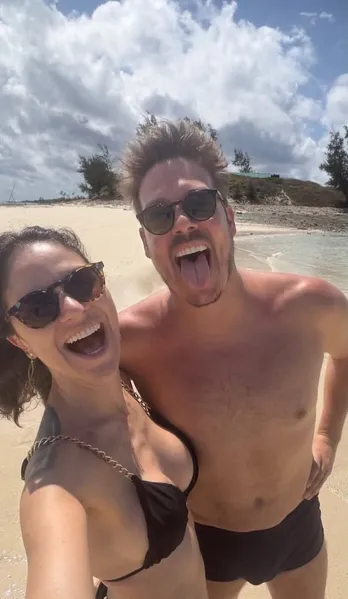 Fábio Porchat posa nu em praia durante viagem com noiva