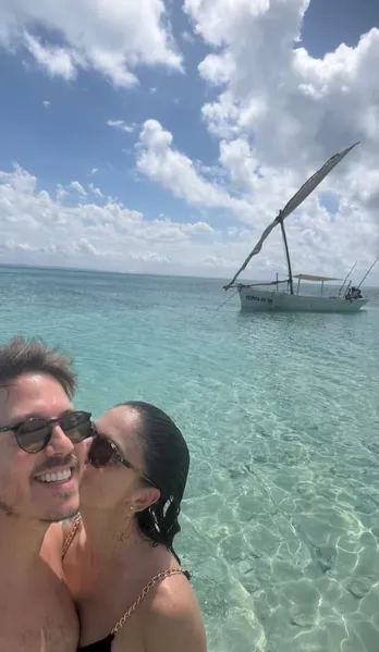 Fábio Porchat posa nu em praia durante viagem com noiva
