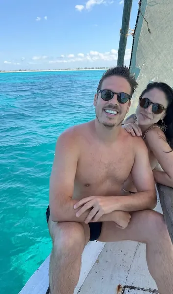 Fábio Porchat posa nu em praia durante viagem com noiva