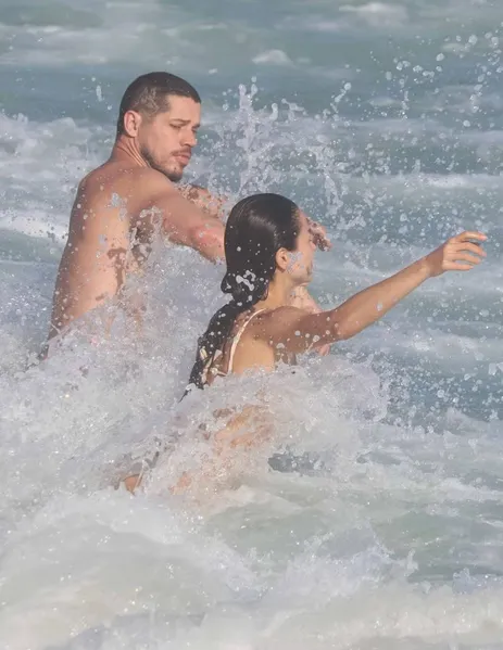 VEJA FOTOS: José Loreto troca beijos com namorada em praia no Rio