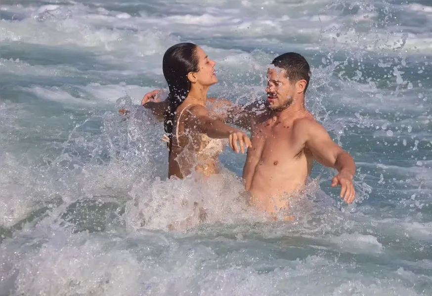 VEJA FOTOS: José Loreto troca beijos com namorada em praia no Rio