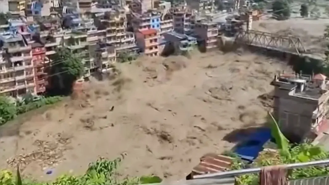 Enchente no Nepal deixa quase 400 desaparecidos e mais de 90 mortos