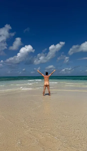 Fábio Porchat posa nu em praia durante viagem com noiva