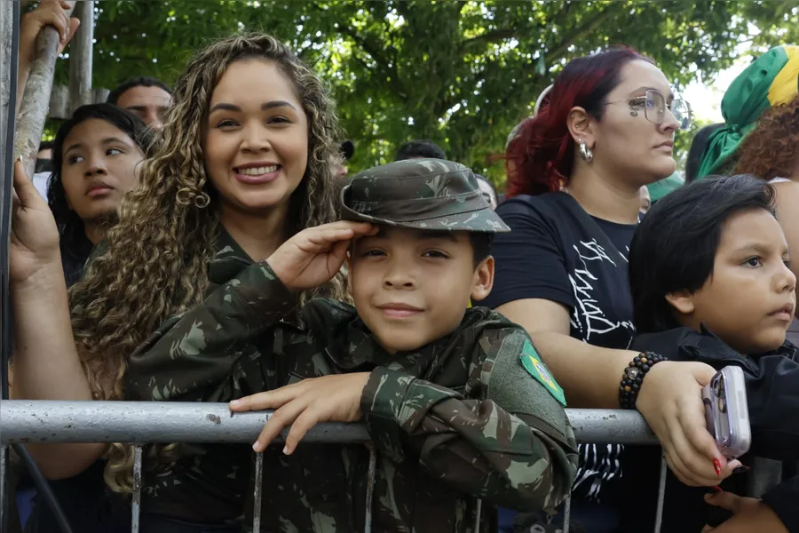 Govenadora Hana Ghassan participa de desfile do 7 de setembro em Belém