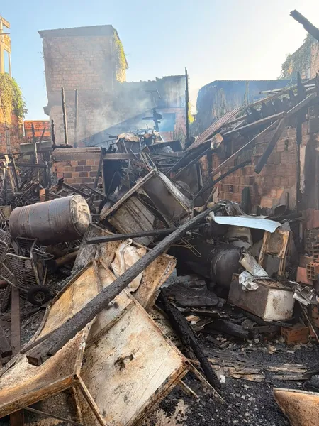Incêndio de grandes proporções atinge padaria em Belém