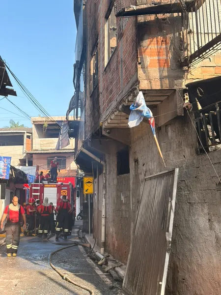 Incêndio de grandes proporções atinge padaria em Belém