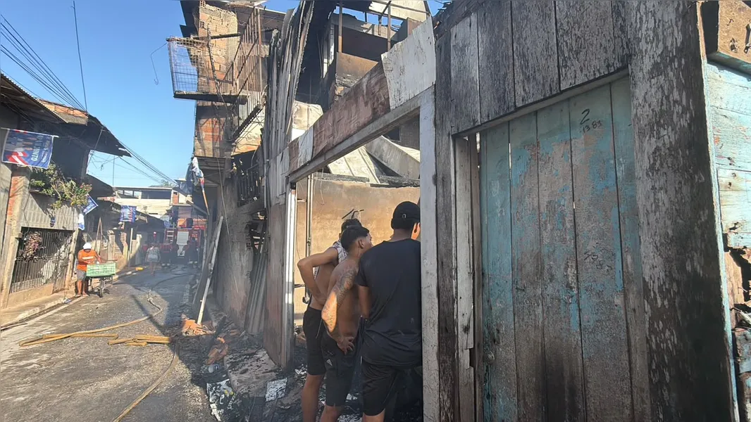 Incêndio de grandes proporções atinge padaria em Belém