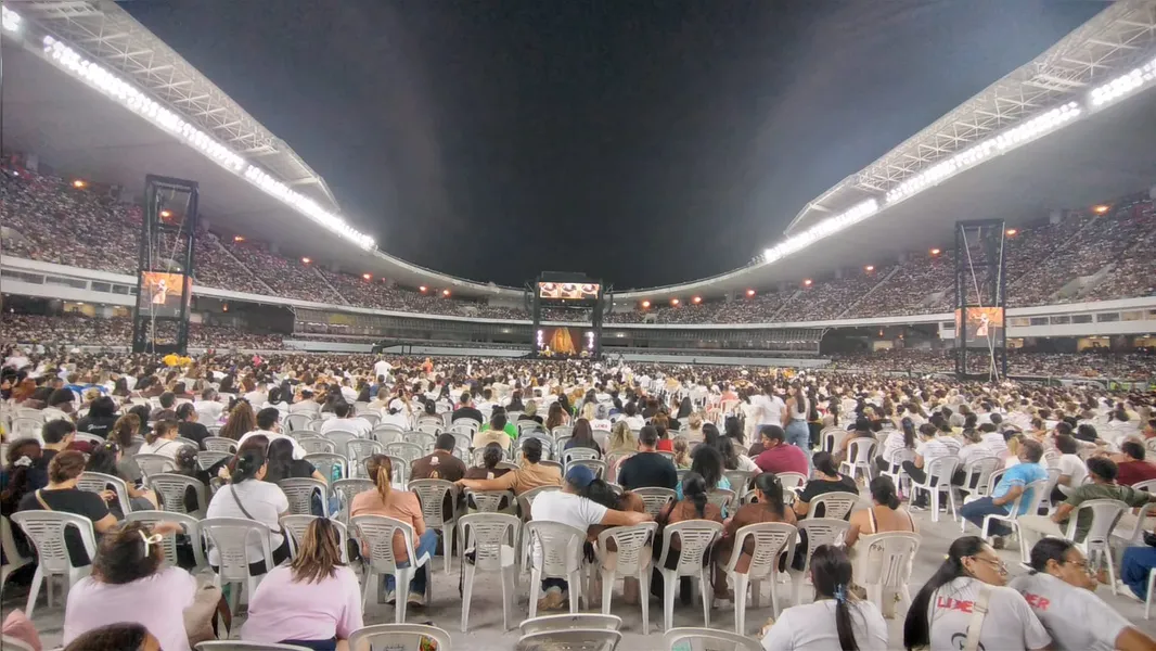 Frei Gilson reúne milhares de pessoas em vigília no Mangueirão; veja fotos