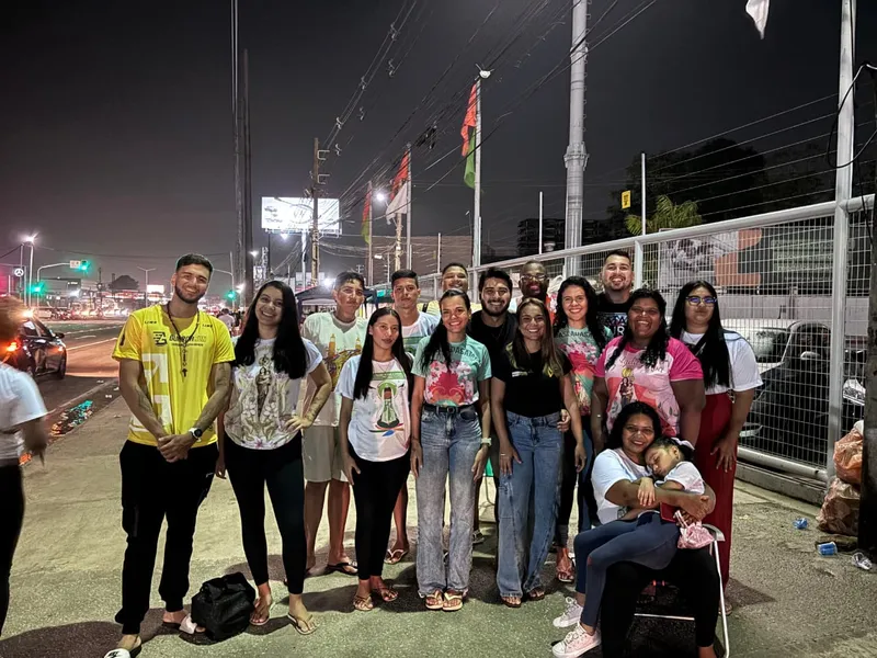 Voluntários levam água, cuidados e fé aos romeiros durante o Círio