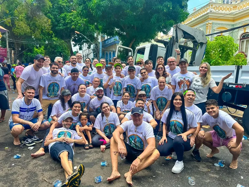 Voluntários levam água, cuidados e fé aos romeiros durante o Círio
