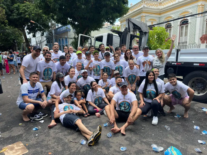 Voluntários levam água, cuidados e fé aos romeiros durante o Círio