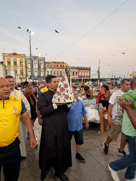 Imagem Peregrina de Nossa Senhora de Nazaré visita feirantes do Ver-o-Peso