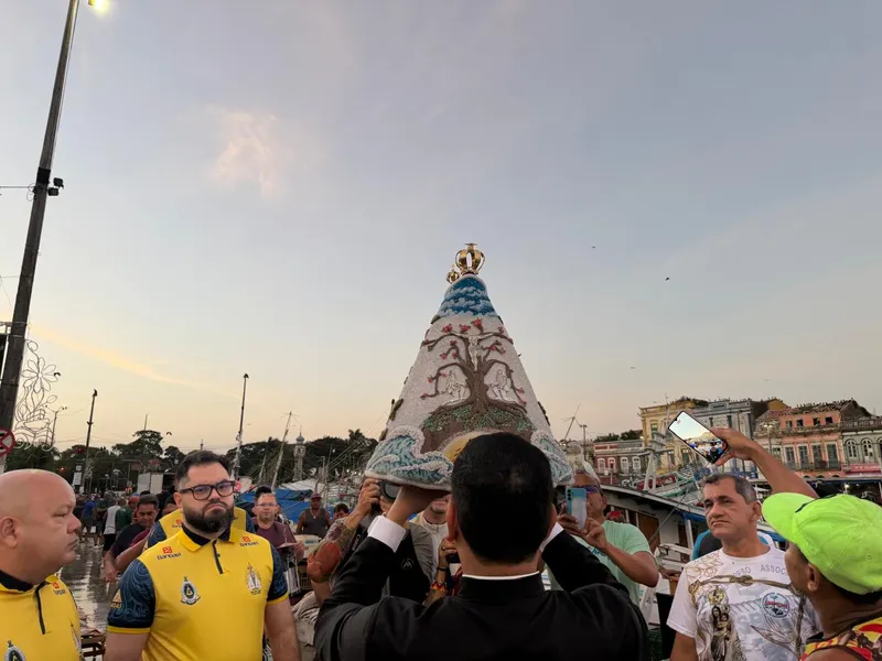 Imagem Peregrina de Nossa Senhora de Nazaré visita feirantes do Ver-o-Peso