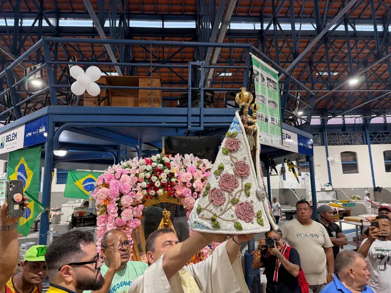 Imagem Peregrina de Nossa Senhora de Nazaré visita feirantes do Ver-o-Peso