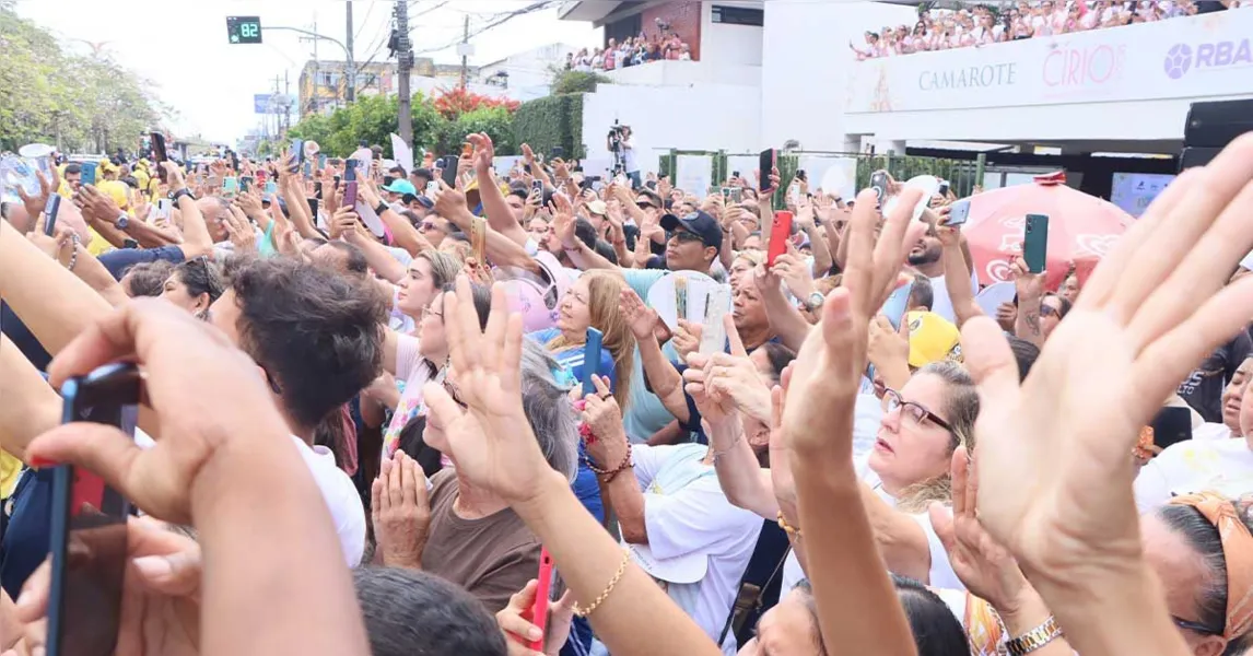 Entre lágrimas e orações, mãos se erguem para saudar a Virgem de Nazaré