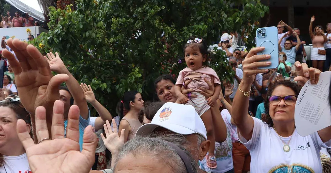 Entre lágrimas e orações, mãos se erguem para saudar a Virgem de Nazaré